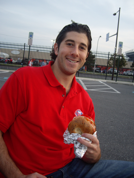 Lee eats lox & bagels (YK-tailgate-style @ 2008 NLCS Game 1).