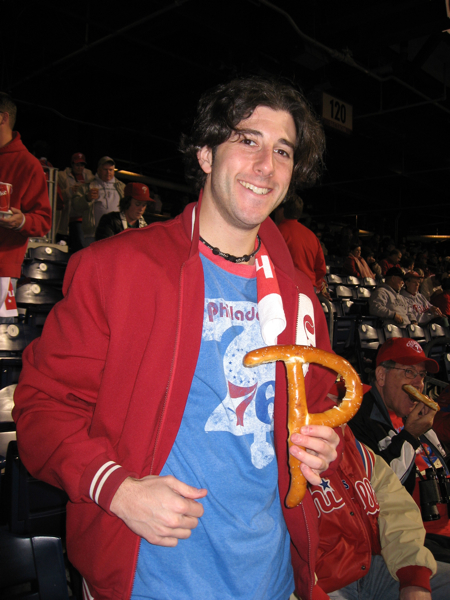 Lee eats Philly-Phillies soft pretzels! (2008 WS Game 4)