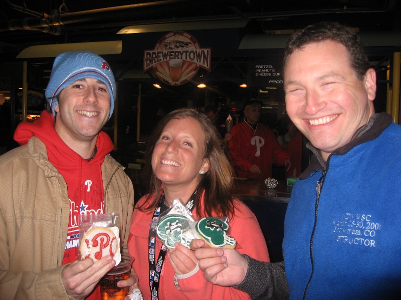 Lee makes Liza & Seth eat DiBruno\'s Phillies/Eagles cookies--just like Yanks/Giants/Jags fans should! (2009 WS Game 4)