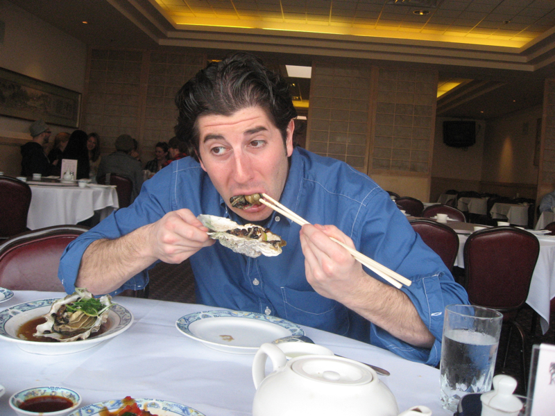Lee eats LARGE oysters in black bean sauce.