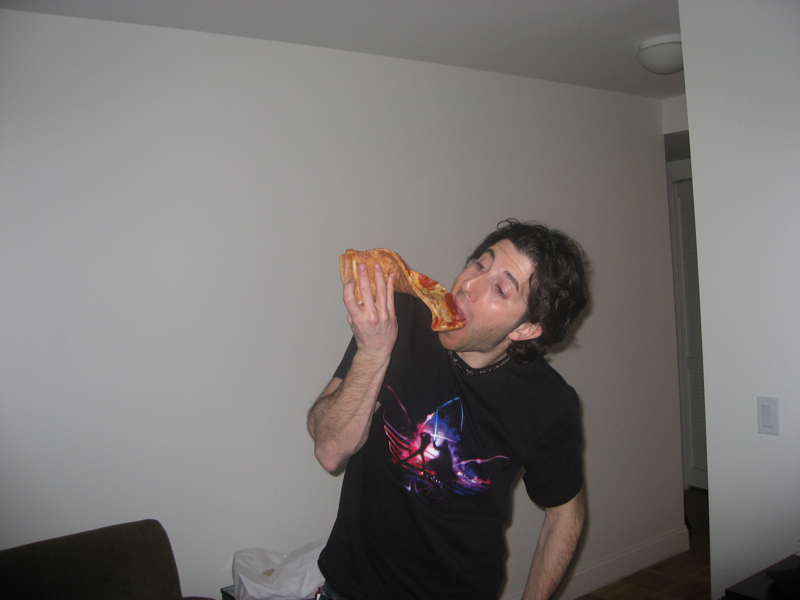 Lee (tries to) eats pizza.