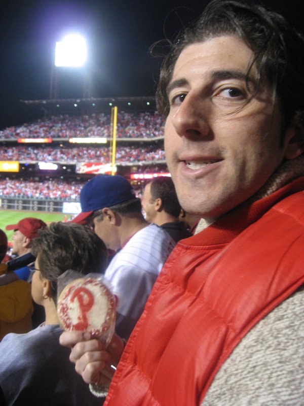 Lee eats 7th-inning stretch cookies (2010 NLCS Game 1)