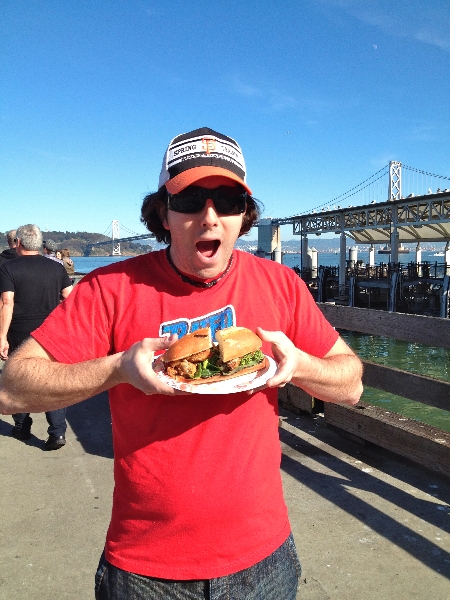 Lee eats a Hayes St Grill fried oyster po-boy @ the Ferry Building (San Francisco)