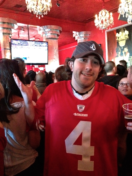 Lee (wearing an Andy LEE jersey) shrugs at the NFC Championship (San Francisco)