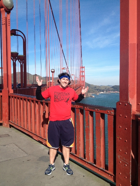 Lee shrugs on the Golden Gate Bridge (San Francisco)
