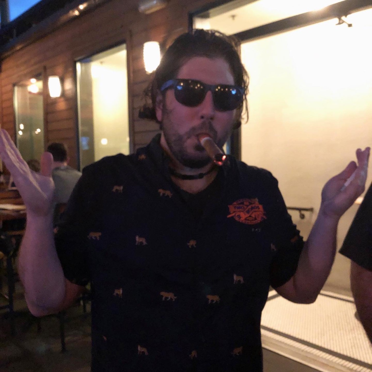 Lee shrugs at cigars (DC).
