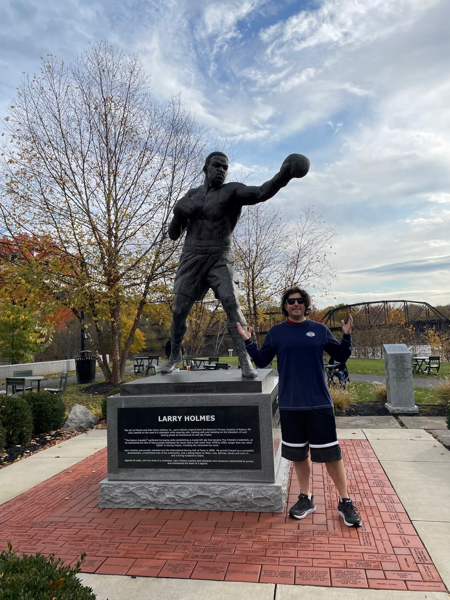 Lee shrugs w Larry Holmes statue (Easton, PA).