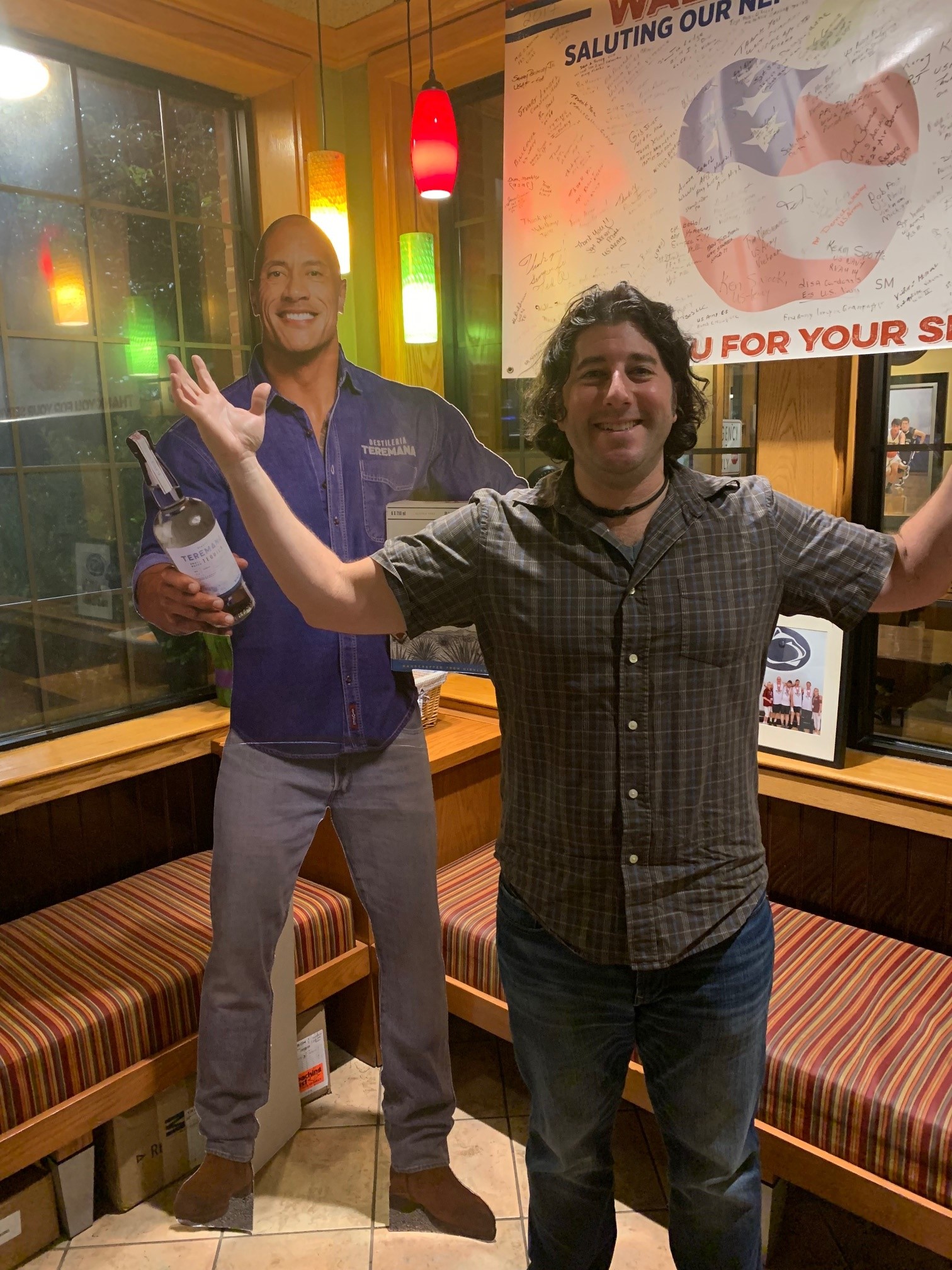 Lee shrugs w The Rock at Applebee's (Selinsgrove, PA).
